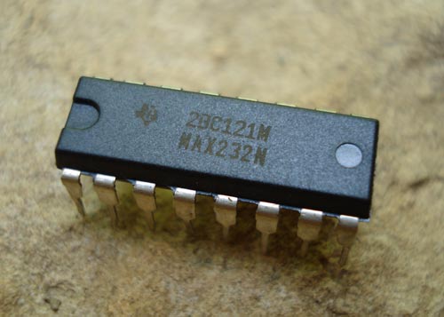 MAX232 Logic Level Converter IC