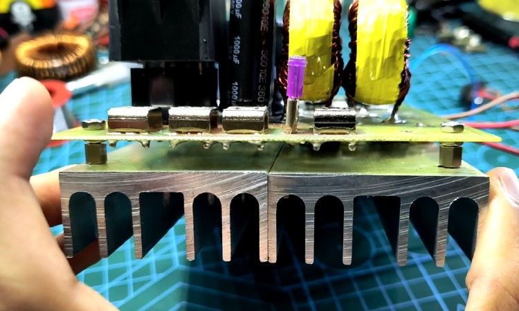 mosfet heatsink on solar mppt charger pcb