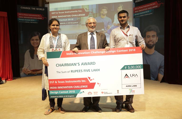 Team from S R M Institute of Science & Technology, Tamil Nadu receiving the Chairman’s Award for TI’s IICDC 2018 Finals for their innovation on ‘Inkless Printing Technology Using Plasma Arc Paper Carburisation.’